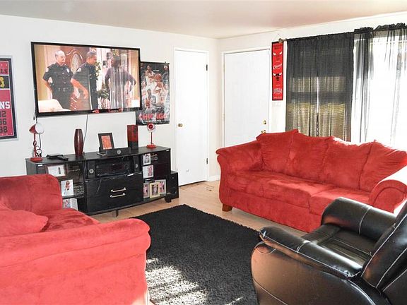 5th image of 1305 White Oak Dr
