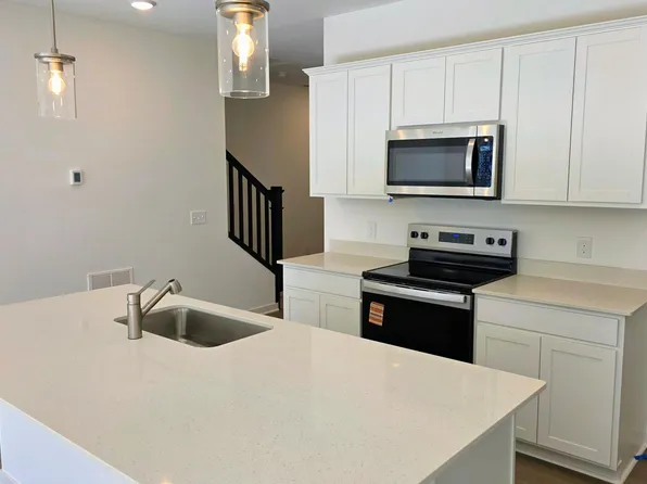 4743 Airlake Dr, Woodbury, MN 55129