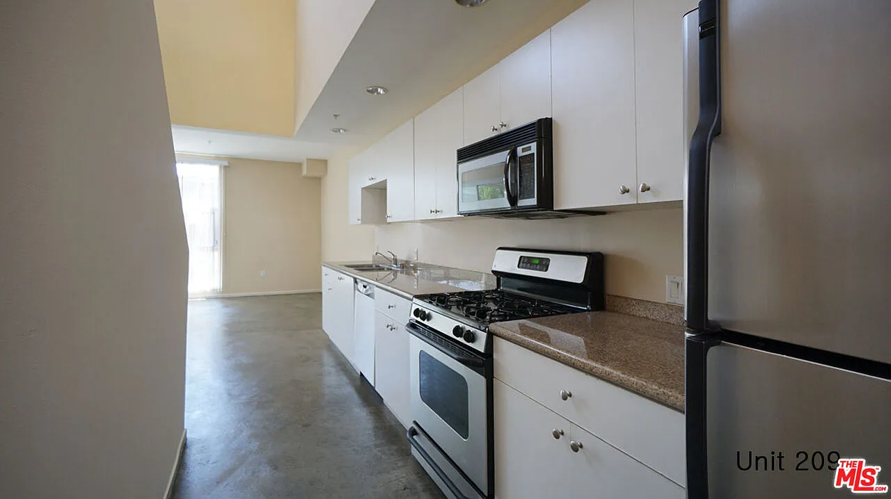 3 bed, 2.0 bath, 1292 sqft, $2,900 — Photo 4