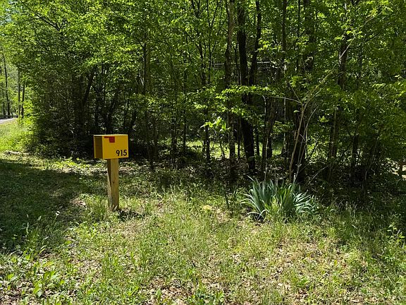 3rd image of 915 Chestnut Valley Rd