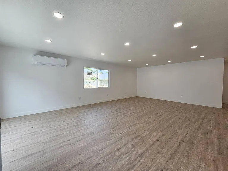 1038 Adel Ave — Photo 8
