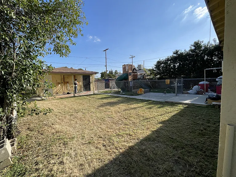 820 E C St — Photo 3