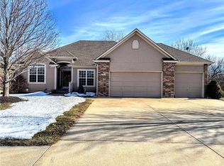 407 S Fox Ridge Dr, Raymore, MO 64083