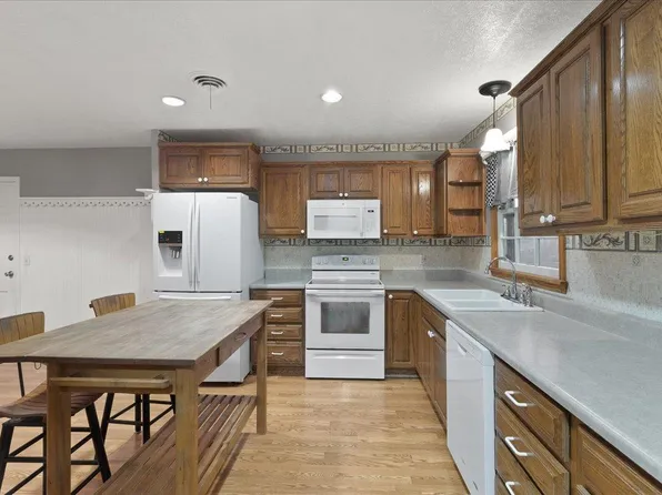 313 E Ridgewood Dr, Midwest City, OK 73110