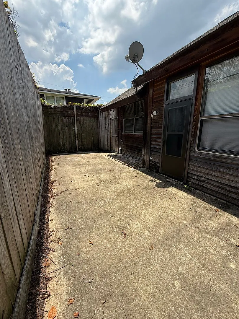 Cozy Efficiency with private backyard — Photo 1