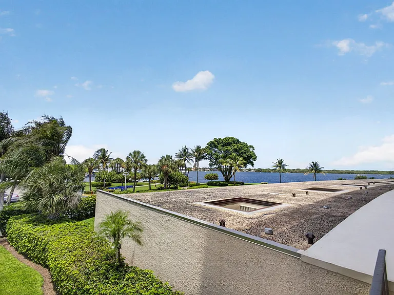 136 Lakeshore Dr — Photo 8