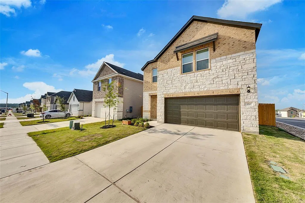 4 bed, 2.5 bath, 2319 sqft, $2,275 — Photo 3
