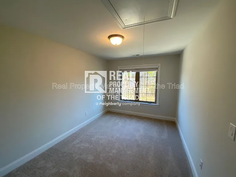 4332 Holstein Dr — Photo 13