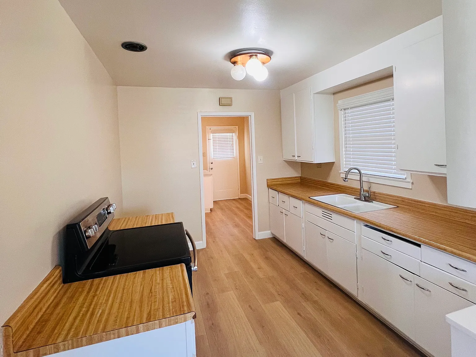 2 bed, 980 sqft, $4,500 — Photo 3