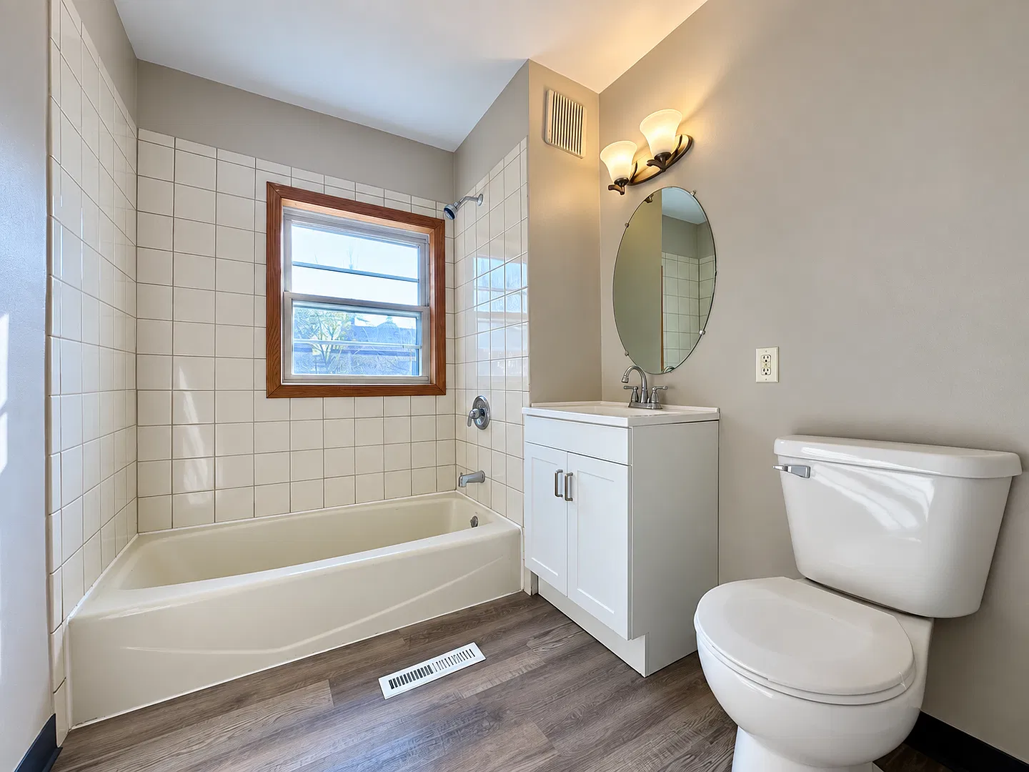 Impressive 5-bedroom 2-bathroom Home in St. Paul! — Photo 3
