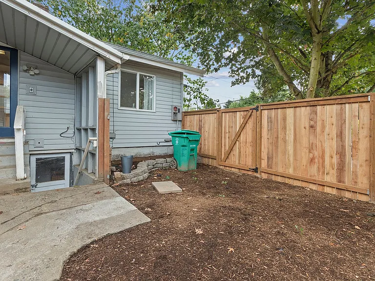 927 N Watts St — Photo 22