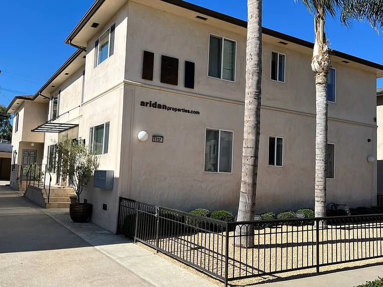 1117 S Cochran Ave — Photo 3