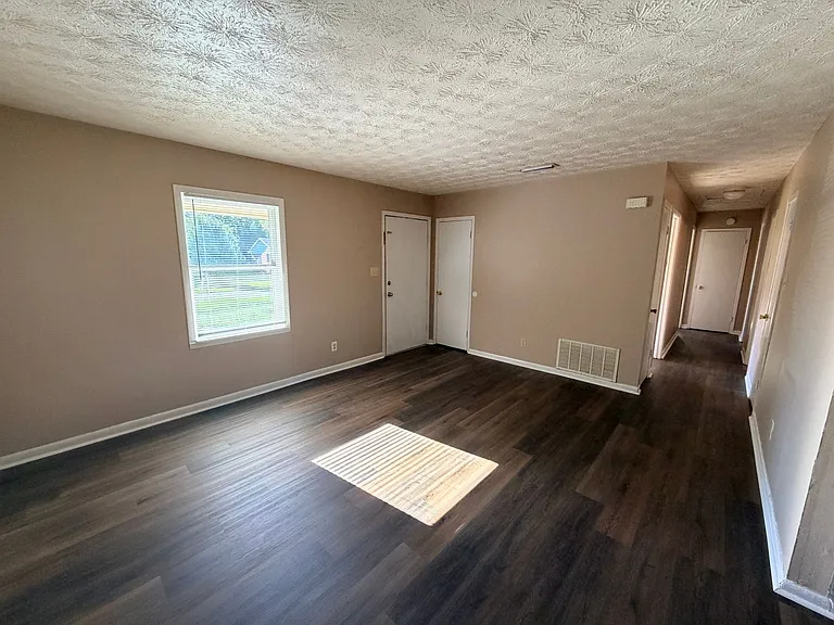 408 S College St — Photo 4