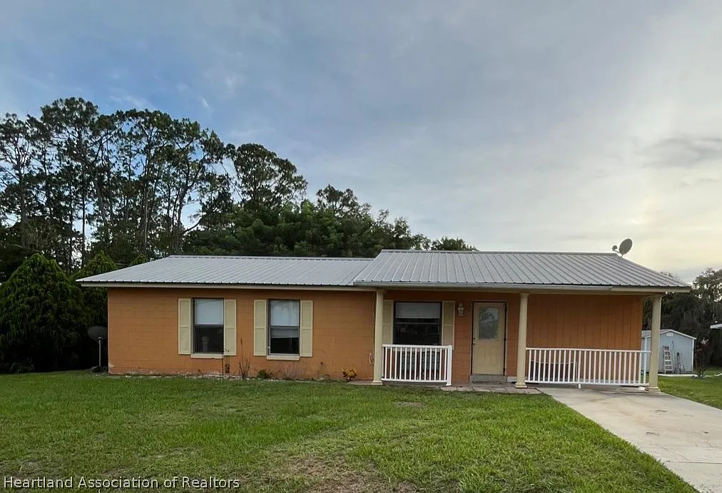 3 bed, 1.5 bath, 1008 sqft, $1,250 — Photo 1