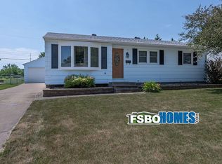 1425 E 33rd St, Davenport, IA 52807