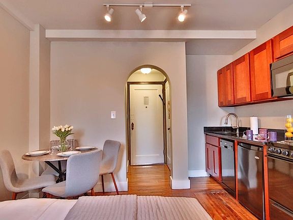 5th image of 11 Waverly Pl APT 7E