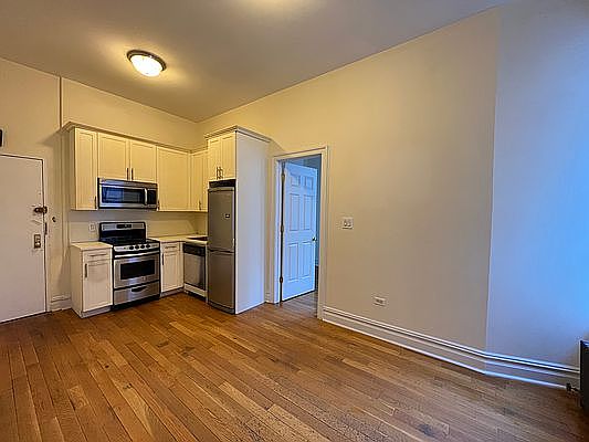 2nd image of 139 E 61st St APT 3R
