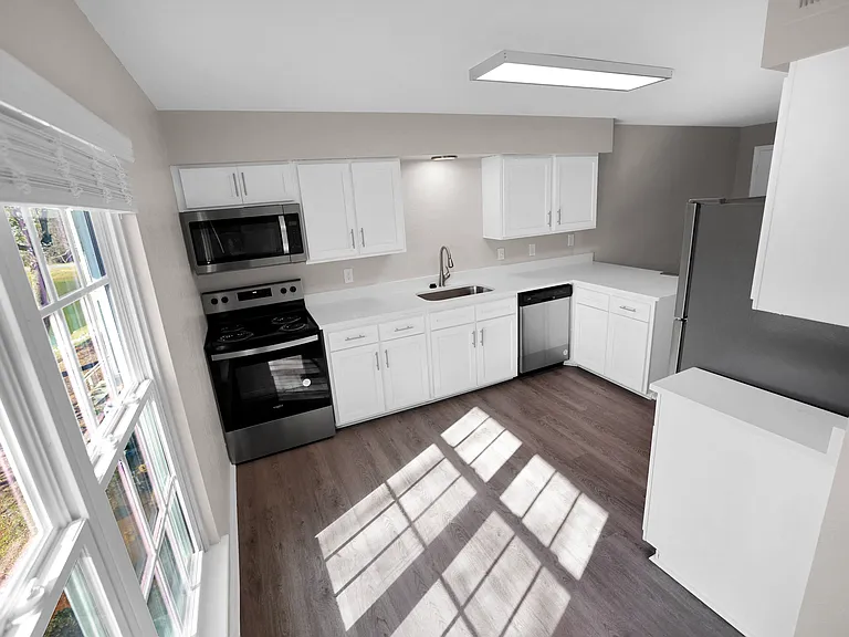 Huntington Apartments — Photo 12
