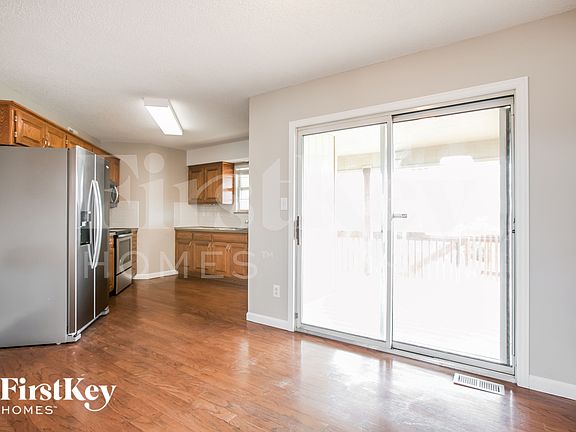 5th image of 1049 NE Queens Cir