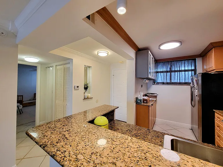 111 Lake Emerald Dr #406 — Photo 2