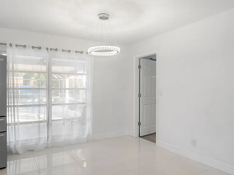 608 Overhill Dr — Photo 7