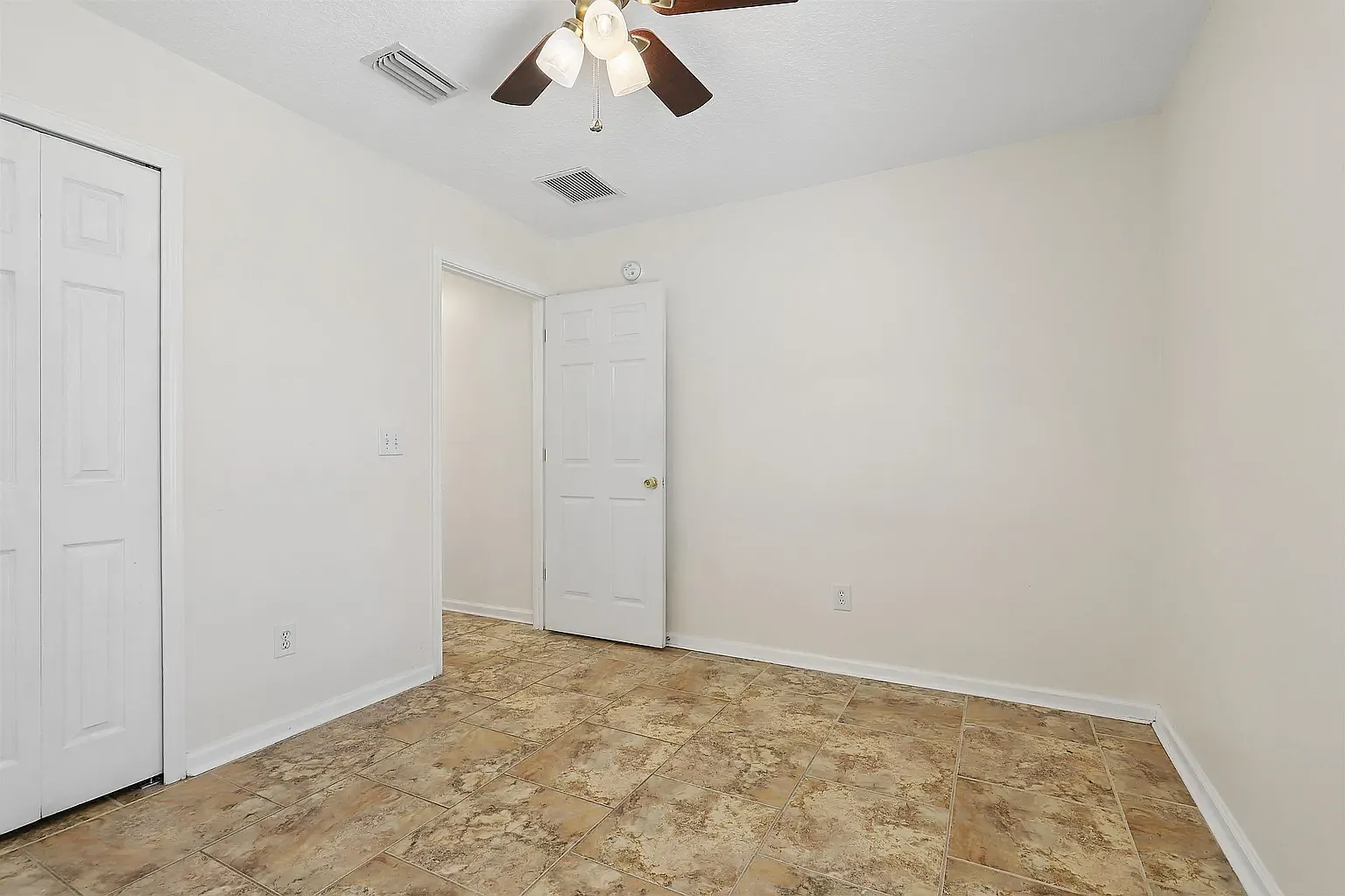 5 bed, 2224 sqft, $2,600 — Photo 3