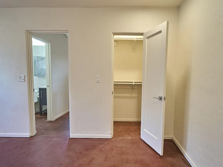 LIVING SPACE WALK IN CLOSET