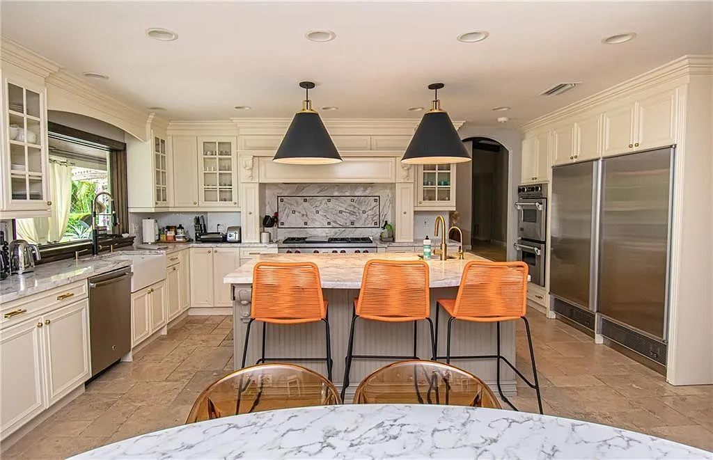 5 bed, 4.5 bath, 4586 sqft, $20,000 — Photo 3