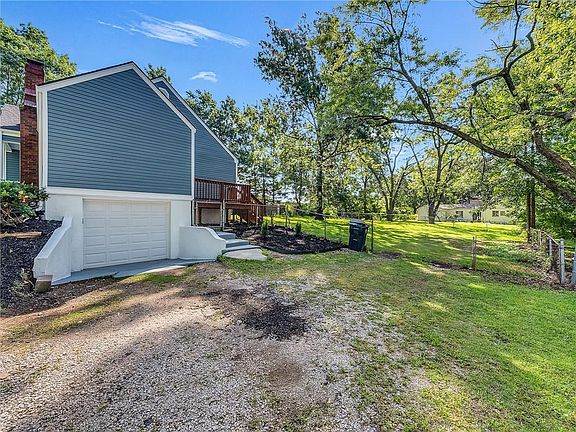 3rd image of 2421 NE Vivion Rd