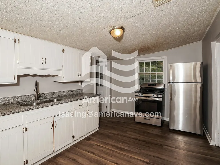 919419_007_kitchen_7.jpg