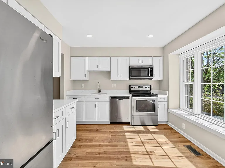 7306 Eggar Woods Ln — Photo 3