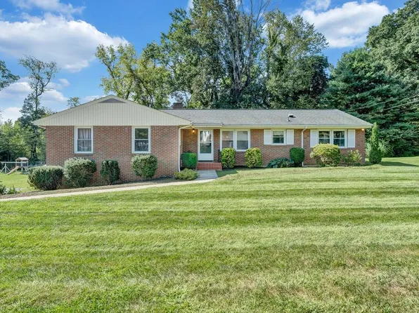 2147 Bridle Ln, Roanoke, VA 24018