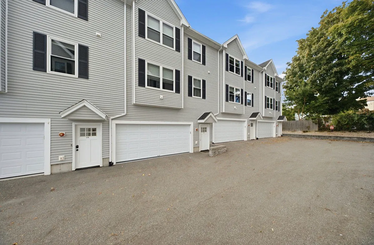 3 bed, 2.5 bath, 1900 sqft, $3,450 — Photo 1
