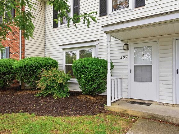 2nd image of 209 Pheasant Run Dr
