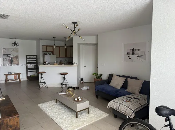 3330 Pinewalk Dr N, Margate, FL