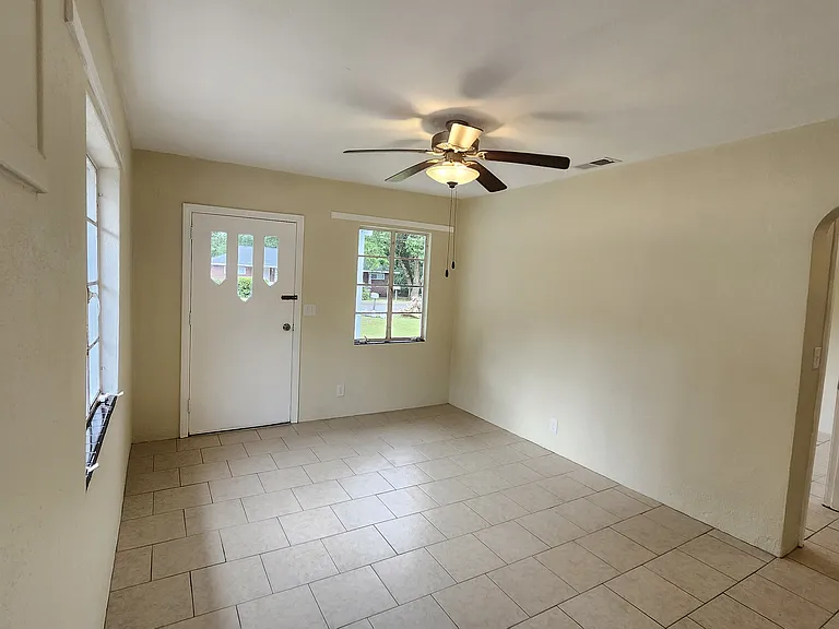 646 Ditmar St — Photo 4