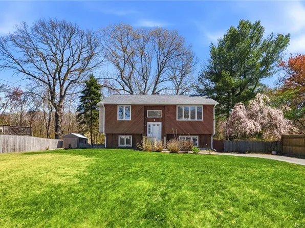 80 Oakside St, Warwick, RI 02889