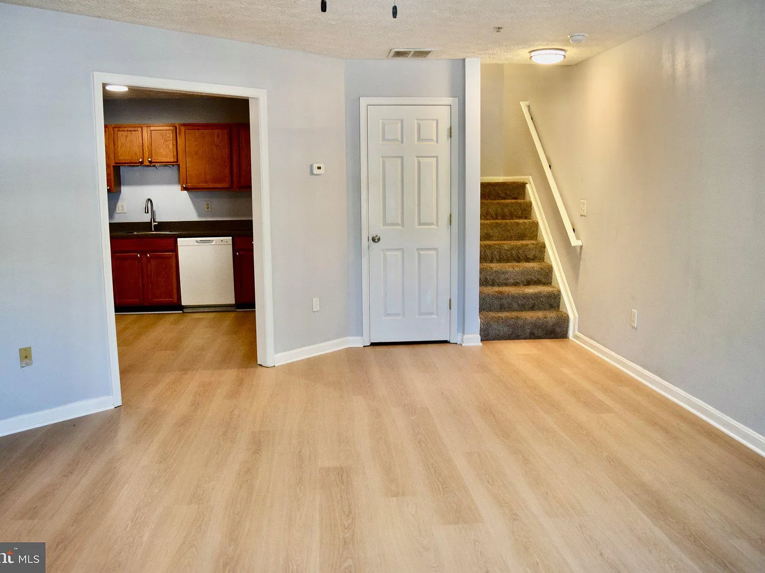 3 bed, 2.5 bath, 1694 sqft, $2,550 — Photo 3