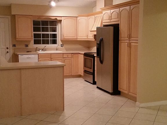 3rd image of 115 Slade Dr