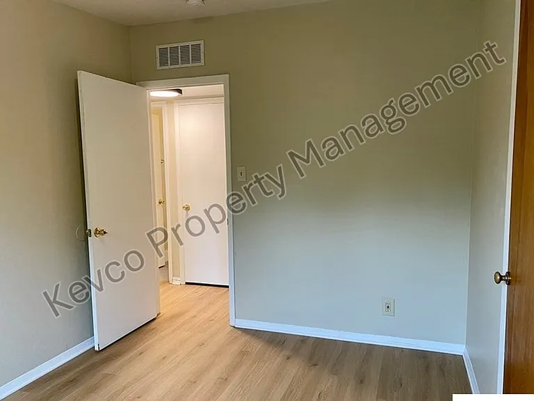 711 W Prospect Rd — Photo 12