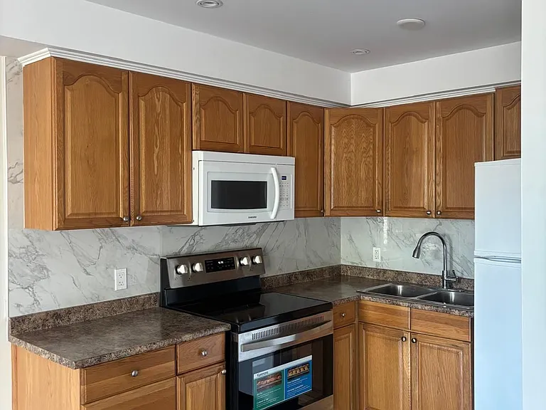 1389 Danforth Ave #B — Photo 2