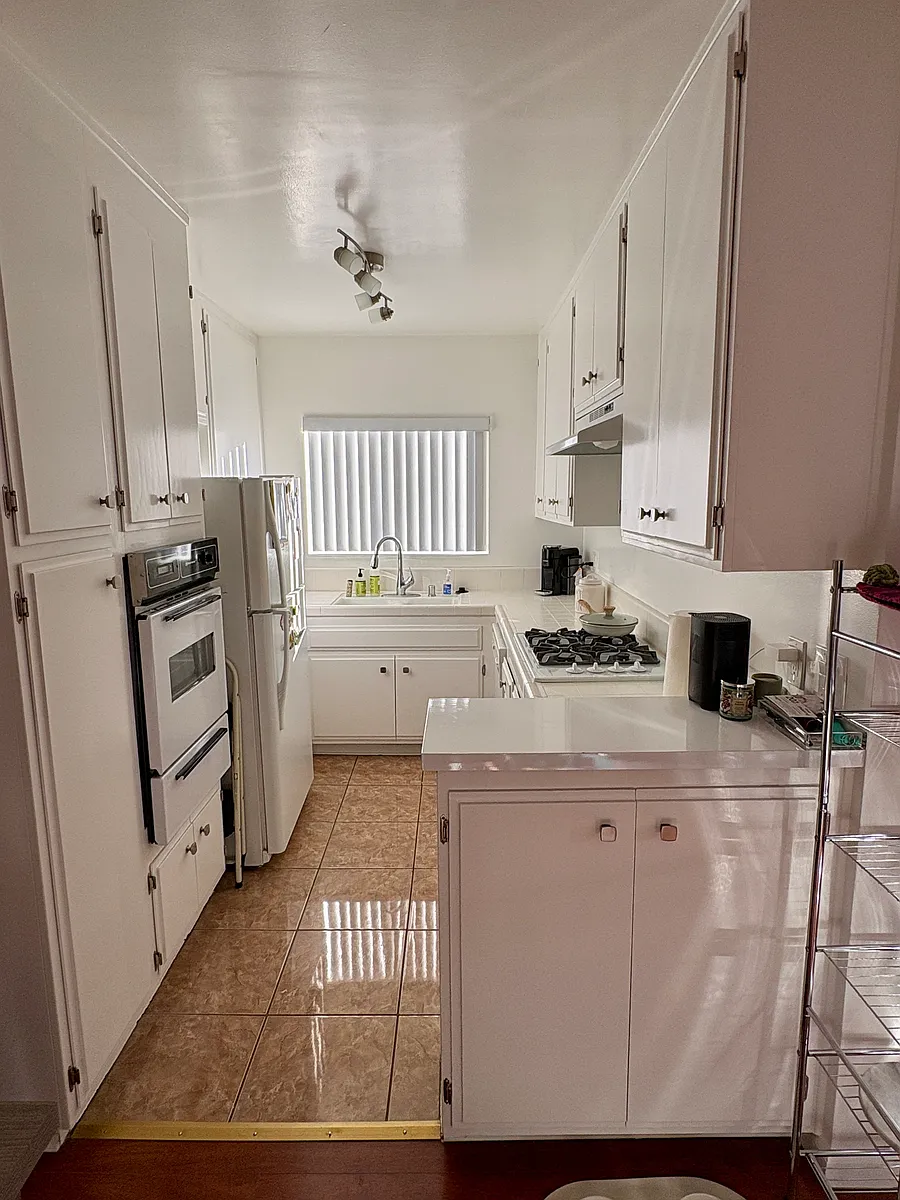 Building Photo - 11816 Mayfield Ave #203
