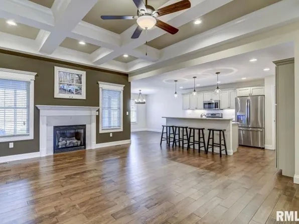 1811 Spartan Dr, Chatham, IL 62629