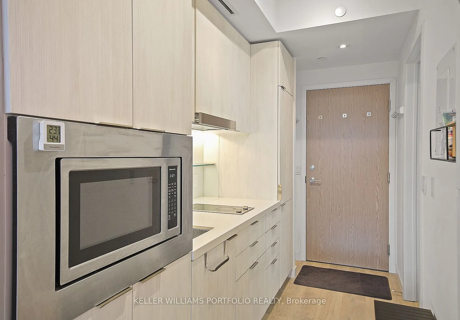 215 Queen St W — Photo 3