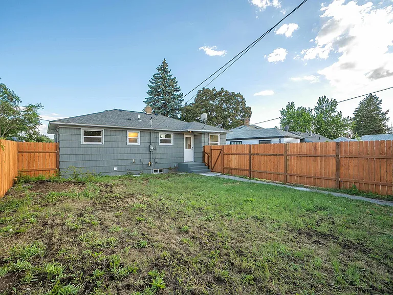 2217 E Longfellow Ave — Photo 16
