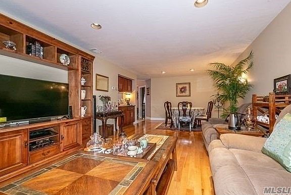 5th image of 33 Club House Ct