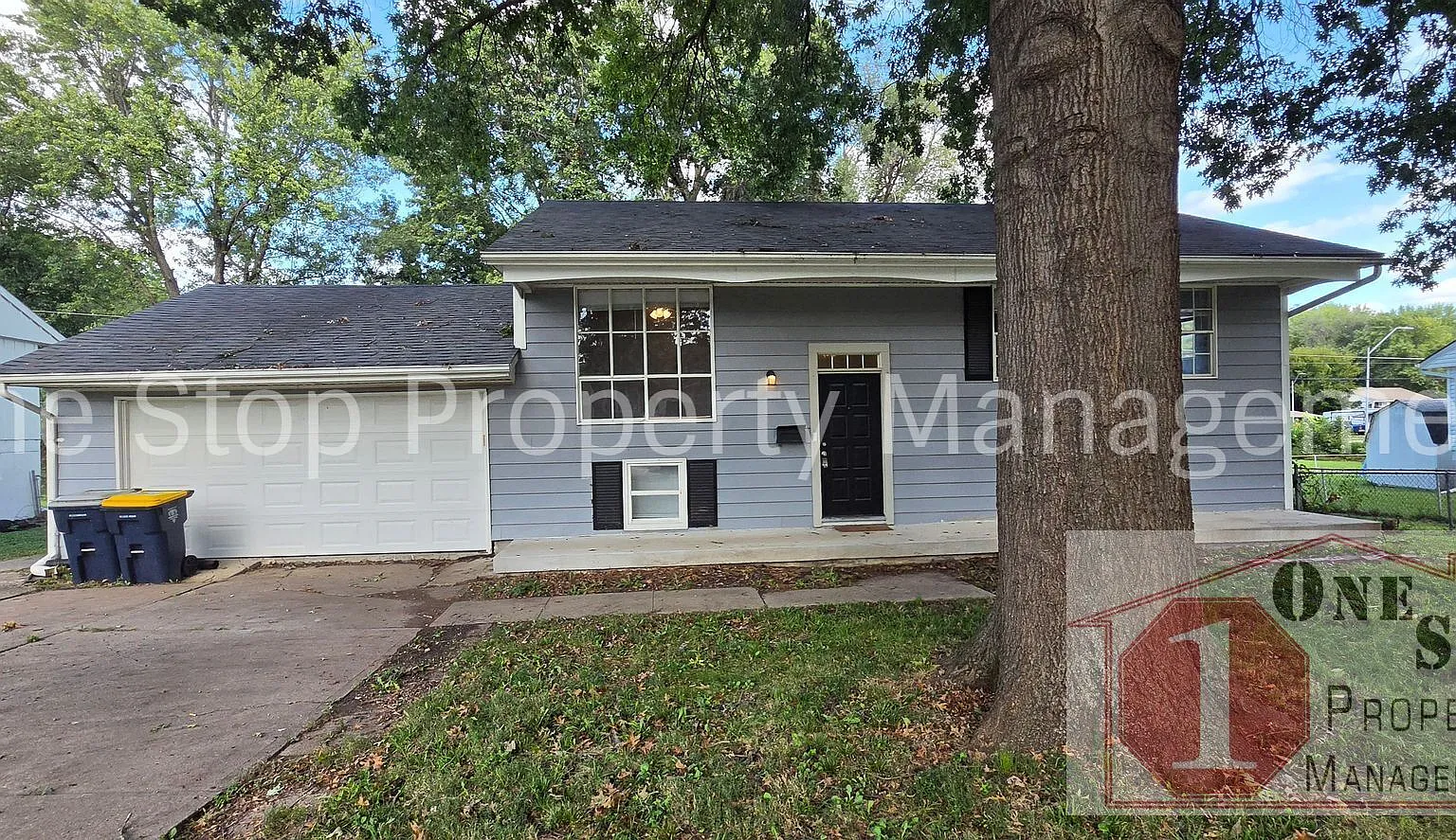 Spacious 4 bedroom 2.5 bathroom in KCMO — Photo 1