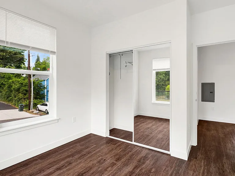 619 E Myrtle St — Photo 23