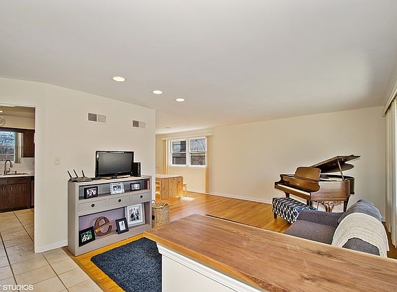 3rd image of 9307 Kildare Ave