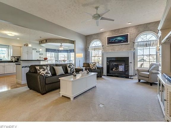 Fabulous open living concept with high ceilings, open to kitchen with breakfast bar and breakfast room, spacious rooms, absolutely magnificent!